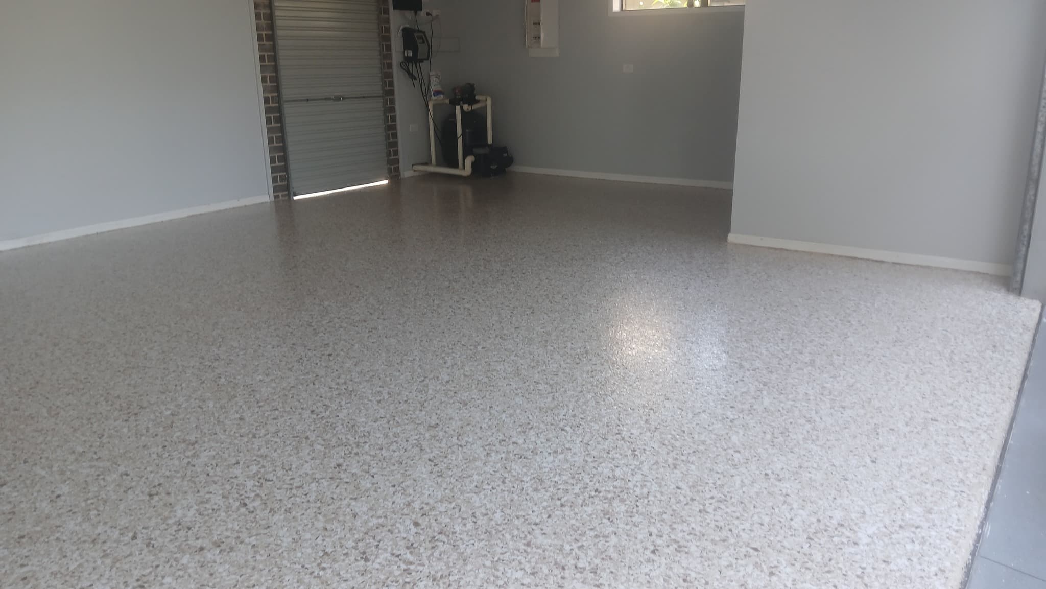 White broadcast flake epoxy floor in a workshop